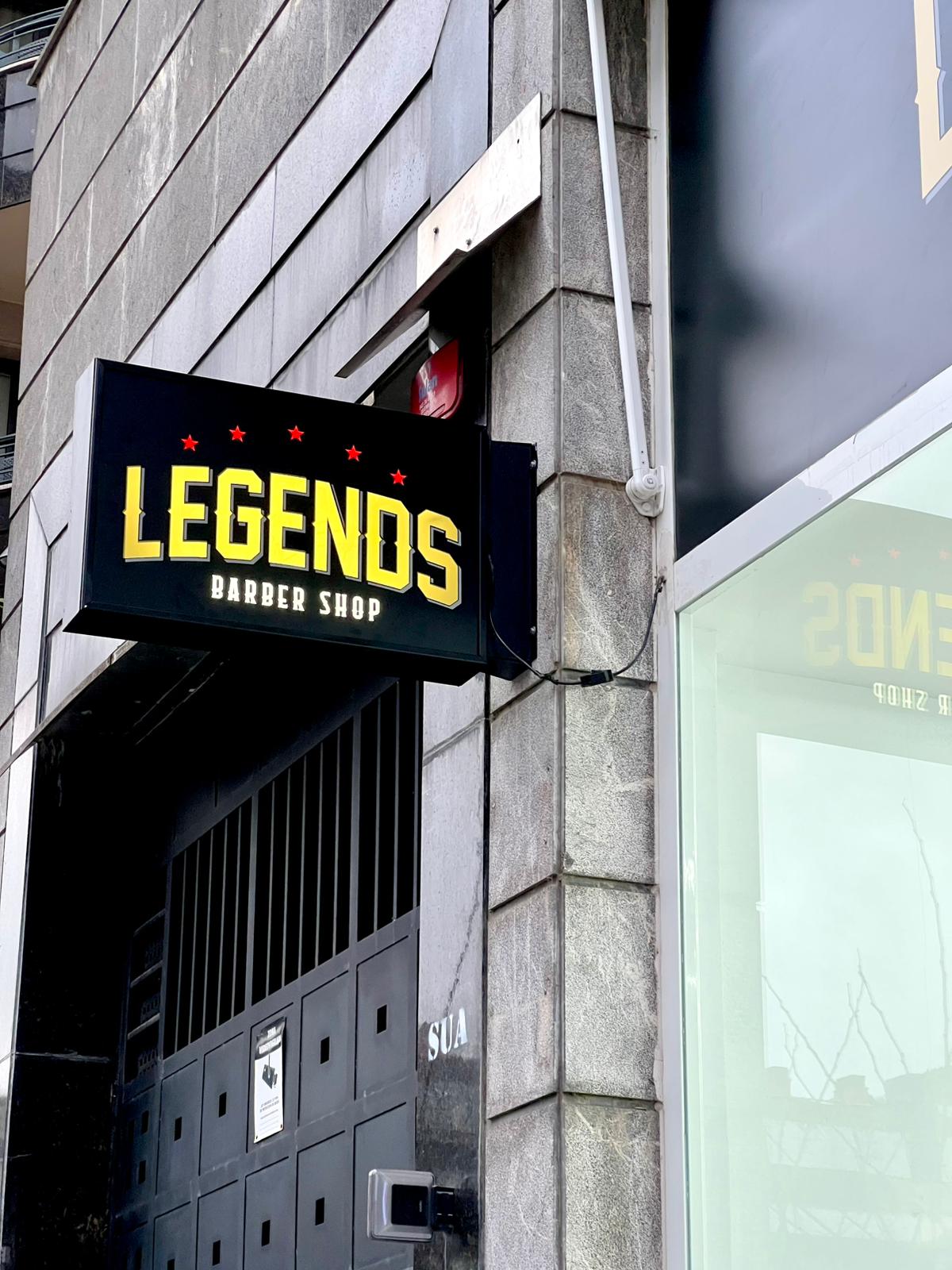 Rótulo Legends Barber Shop — caja de luz instalada por Yoka Rótulos